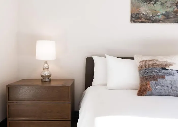 The Signature King With Mountain Views Hotel *